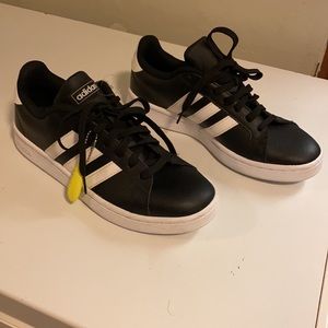 GRAND COURT BASE SHOES BY ADIDAS SPORTY SHOES WITH '70S STYLE.